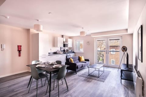 Modern & Stylish 2 Bed Apartment in Manchester Apartment in Stretford
