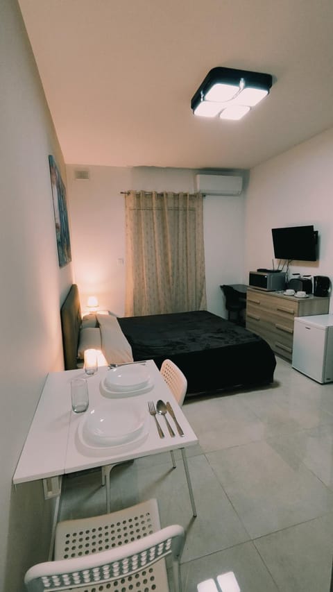 Bed, TV and multimedia, Photo of the whole room, Dining area, Bedroom