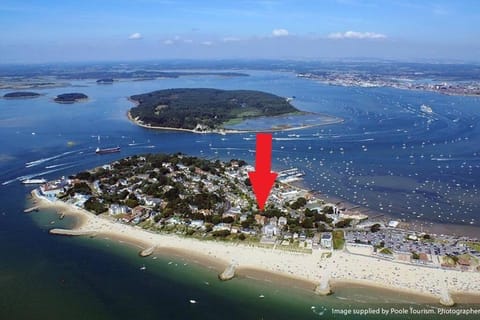 Spacious Sandbanks Apartment near Beach and Bars with Free Parking Apartment in Poole