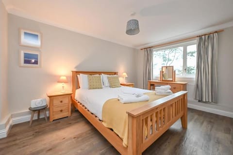 Spacious Sandbanks Apartment near Beach and Bars with Free Parking Apartment in Poole