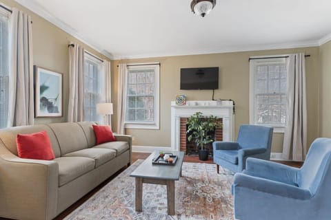 Mins to Zoo - Capitol Heights Hideaway House in Montgomery