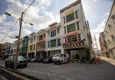 Property building, Day, Neighbourhood, City view, Street view, Location, Parking