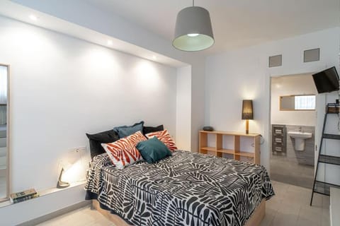 Bed, TV and multimedia, Photo of the whole room, Bedroom