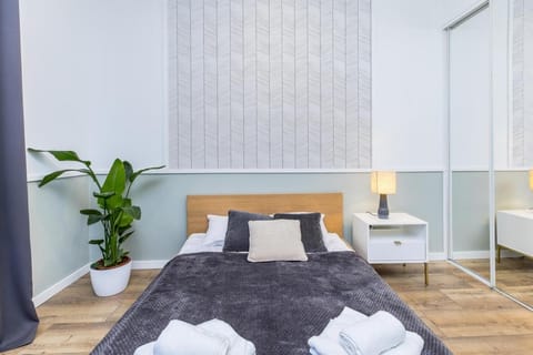 Bed, Photo of the whole room, Decorative detail, Bedroom, towels