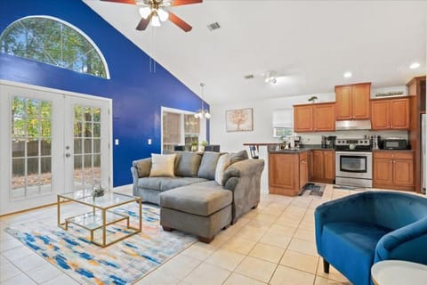 Kitchen or kitchenette, Living room, Seating area, Dining area, dishwasher, fireplace, minibar, oven, pet friendly, stove