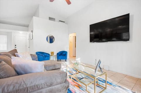 Communal lounge/ TV room, TV and multimedia, Living room, Seating area, Evening entertainment