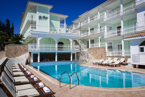 Property building, Day, Pool view, Swimming pool, sunbed