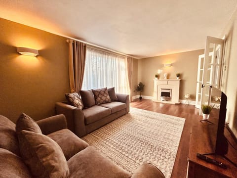 Communal lounge/ TV room, TV and multimedia, Living room, Seating area