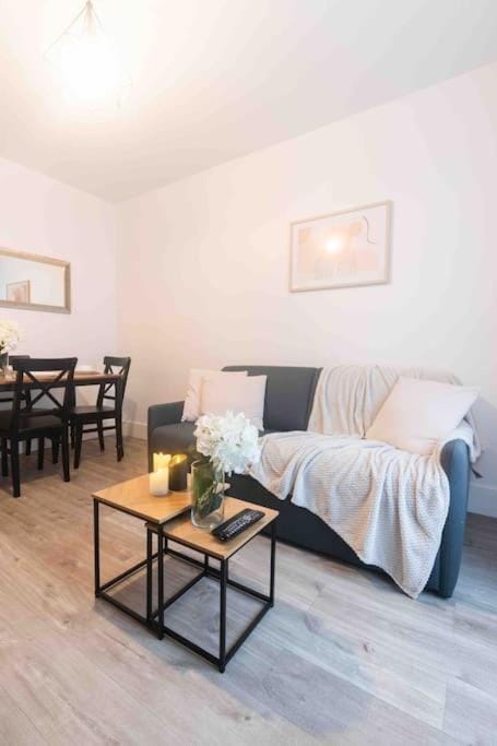 Le Parisien-Clichy-2 pièces Zen Apartment in Clichy