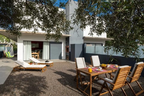 Property building, Balcony/Terrace, sunbed