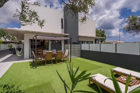 Property building, Balcony/Terrace, Seating area
