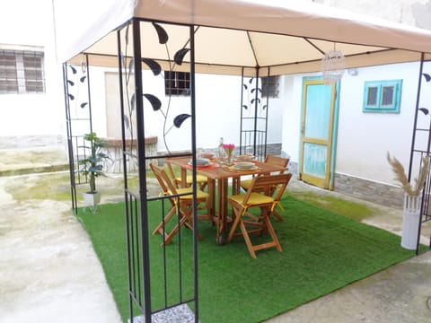 Summer, Inner courtyard view