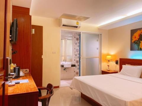 Bed, TV and multimedia, Photo of the whole room, Seating area, Bedroom, wardrobe, air conditioner