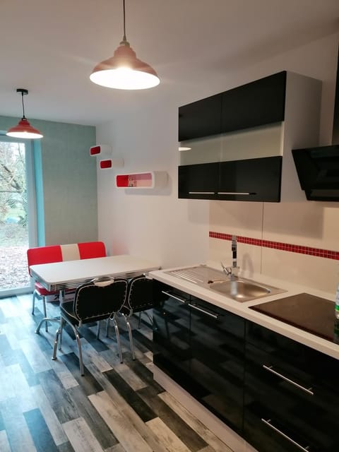 Kitchen or kitchenette, Dining area