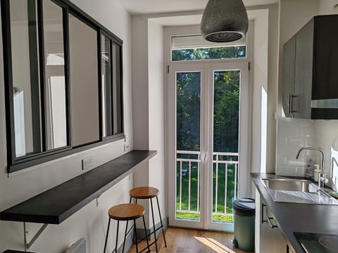 Kitchen or kitchenette, Dining area, stove