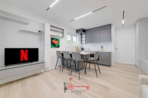 Communal lounge/ TV room, TV and multimedia, Kitchen or kitchenette, Living room, Seating area, Dining area, Evening entertainment