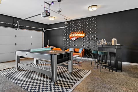 5 mins to DT ~Gameroom ~ Balcony~Sleeps 10~Karaoke House in East Nashville