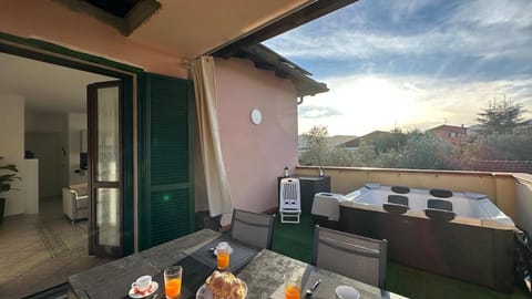 Day, Natural landscape, Balcony/Terrace, Seating area