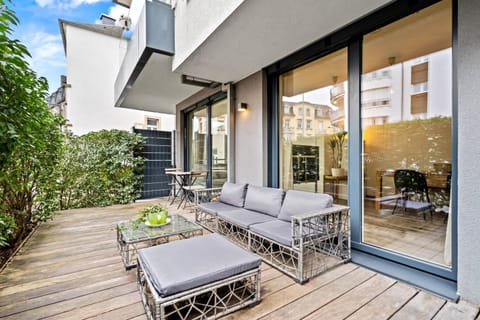 Property building, Patio, Day, Balcony/Terrace, Seating area