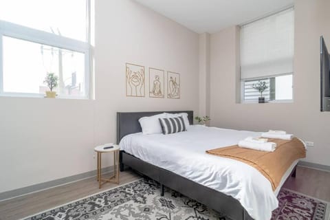 Bed, TV and multimedia, Photo of the whole room, Bedroom, towels