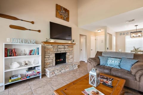 Canyon Lake Spacious w Balcony Pool & Comfy Beds House in Canyon Lake