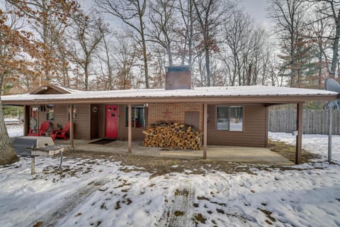 Pet-Friendly Irons Cottage with Fire Pit and Fireplace House in Michigan
