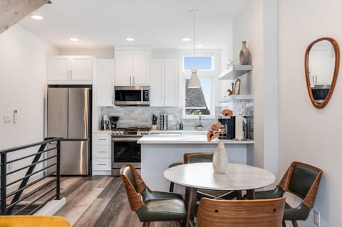 Perch - Woodland Suite House in Fremont