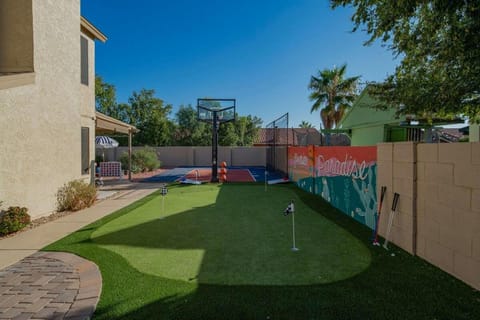 Peoria Paradise Sportscourt Heated Pool Gameroom House in Glendale
