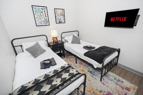 McCormick Place 2BR Oasis with Optional Parking, Patio, Gym for up to 6 guests Near Museum Campus, Grant Park & Soldier Field Apartment in South Loop