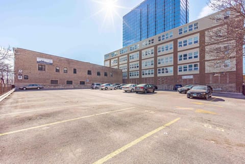 McCormick Place 2BR Oasis with Optional Parking, Patio, Gym for up to 6 guests Near Museum Campus, Grant Park & Soldier Field Apartment in South Loop