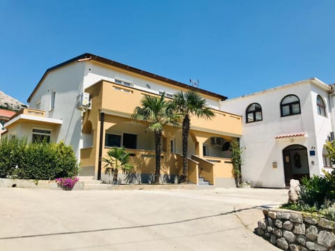 Property building, Facade/entrance, Day