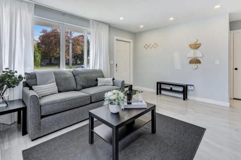 Hallandale Collection - Renovated Professional Design & Lake View Apartment in Hallandale Beach