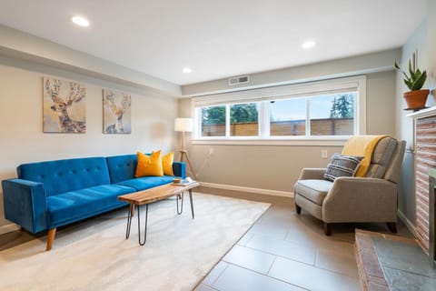 Perch - Shoreline Gathering Spot House in Shoreline