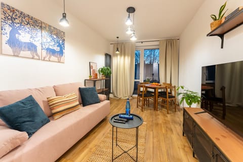 TV and multimedia, Living room, Seating area, Dining area, Evening entertainment