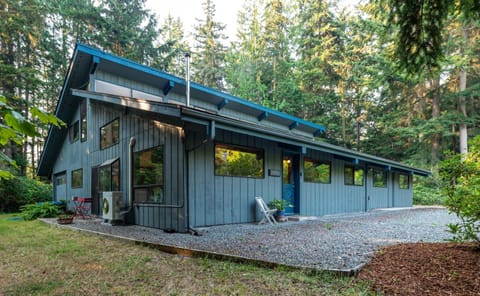 Perch - Rhododendron Loft House in Coupeville