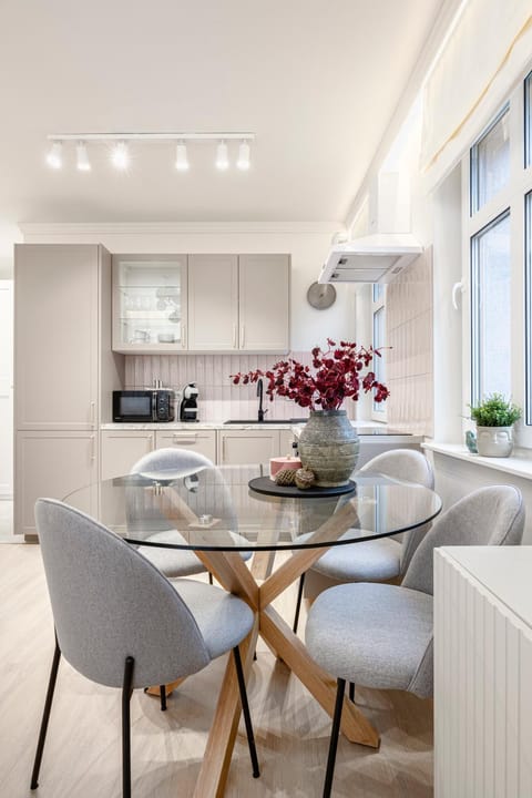 Kitchen or kitchenette, Dining area, minibar, pet friendly, stove