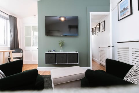 Communal lounge/ TV room, TV and multimedia, Living room, Seating area, Evening entertainment
