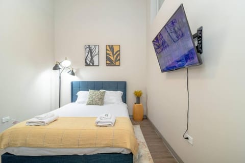 Bed, TV and multimedia, Photo of the whole room, Bedroom, towels