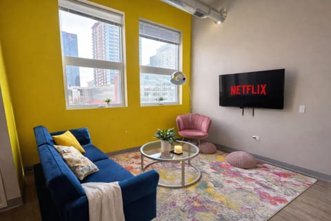 Modern 2BR South Loop Gem Near McCormick Place, Navy Pier, Adler Planetarium & Columbia College Apartment in South Loop