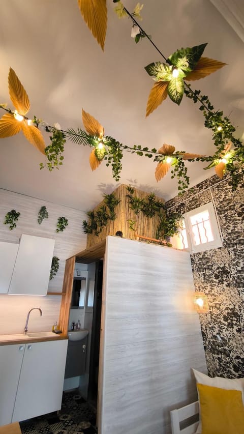 Kitchen or kitchenette, minibar