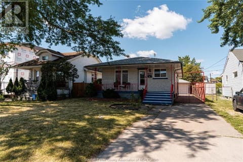 Affordable Downtown Private Rooms Apartment in Windsor