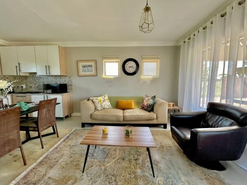 Kitchen or kitchenette, Living room, Seating area, Dining area, minibar