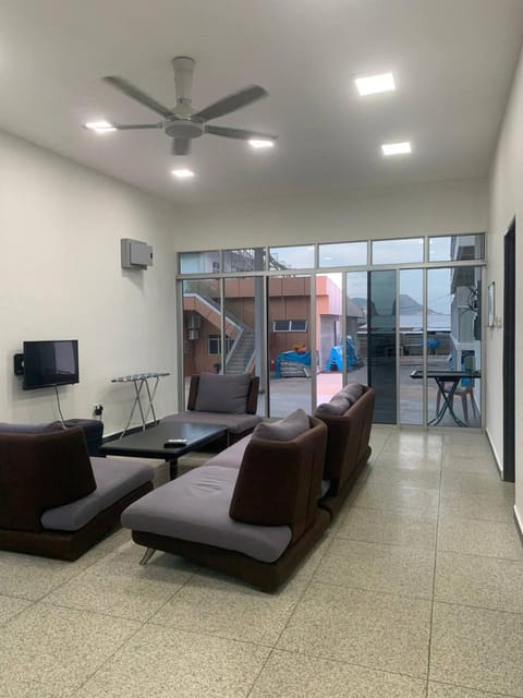 Communal lounge/ TV room, TV and multimedia, Living room, Seating area, Evening entertainment, fireplace, air conditioner