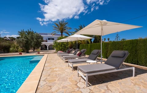 Swimming pool, sunbed