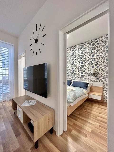 Bed, TV and multimedia, Bedroom