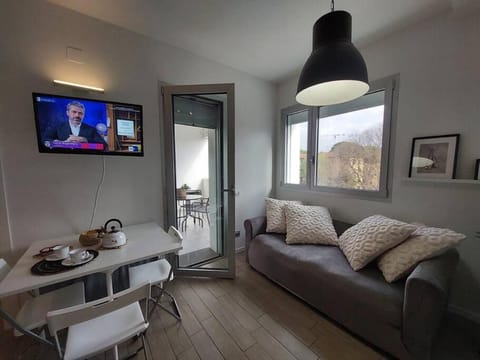 Bed, TV and multimedia, Living room, Seating area