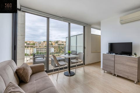 Communal lounge/ TV room, TV and multimedia, View (from property/room), Balcony/Terrace, Living room, Seating area, Evening entertainment, City view, air conditioner