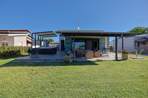 Property building, Spring, Day, Natural landscape, Garden, Garden view