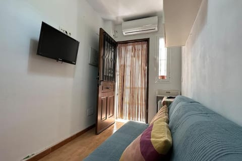 Communal lounge/ TV room, TV and multimedia, Living room, air conditioner