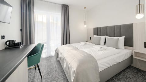 Bed, TV and multimedia, Photo of the whole room